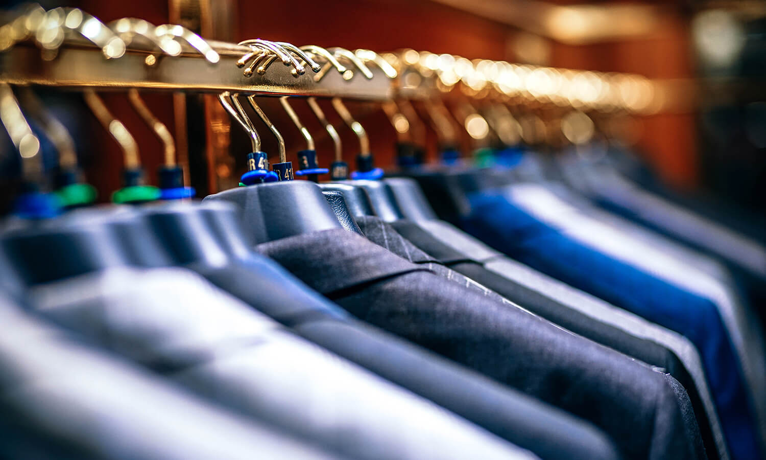 What does the Bible say about how men and women should dress?