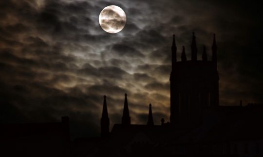 Kasteel in volle maan