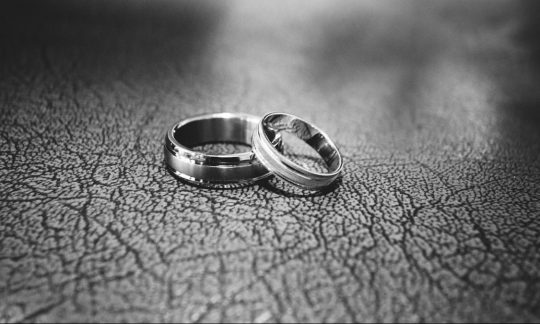 Twee ringen op de grond